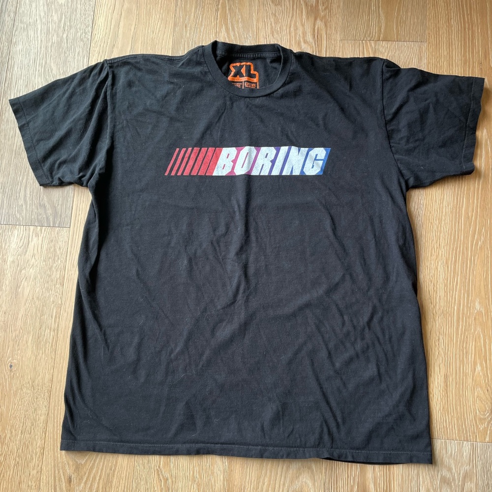 Busted Tees “Boring” in NASCAR-style font Black T-shirt Funny Racing Men’s XL